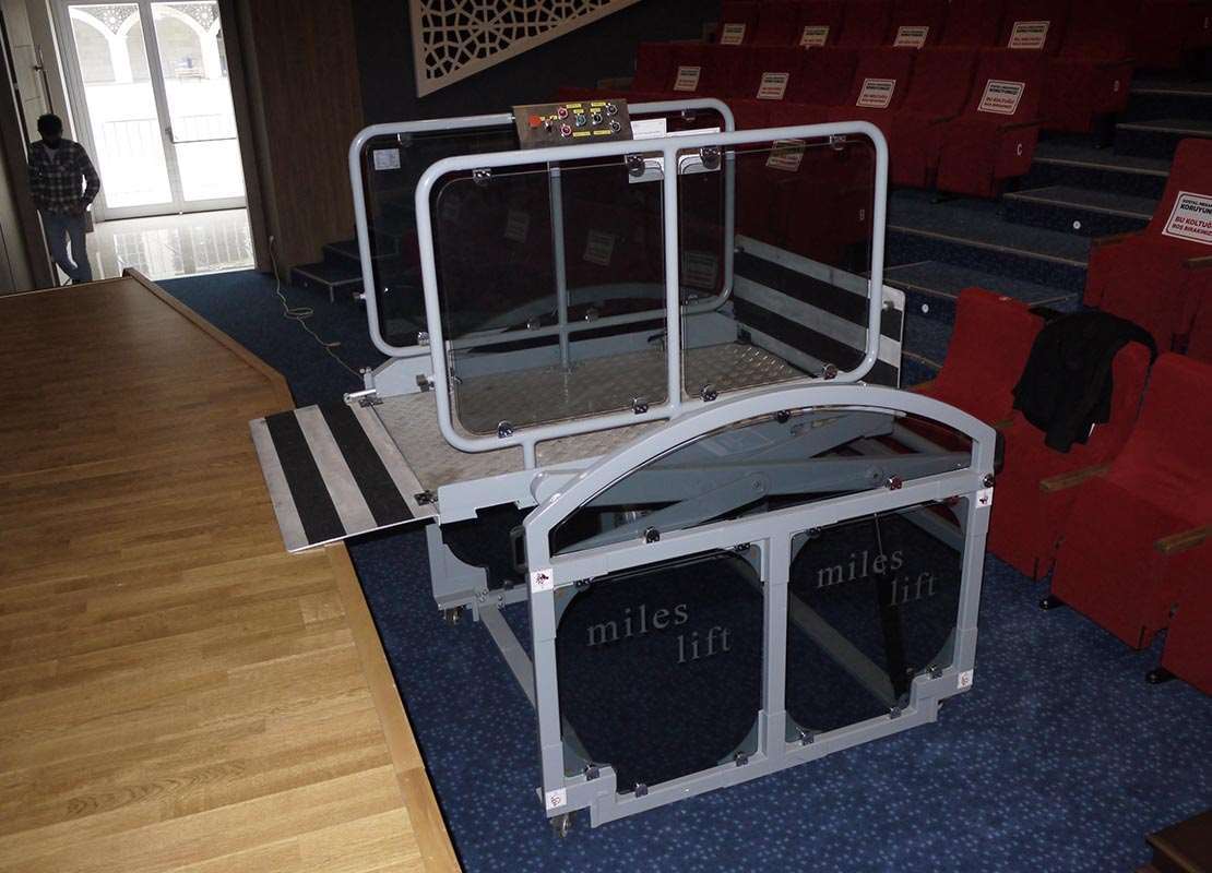 behindertenhebebuhnen-fur-gebäude-3.jpg