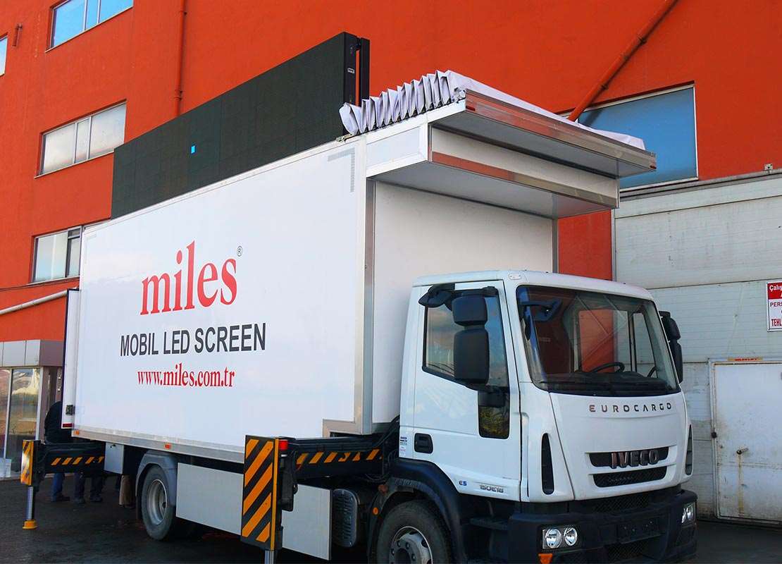 mobile-led-screen-vehicle-3.jpg